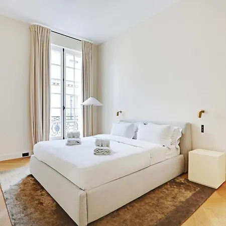 Aux Invalides Apartment
